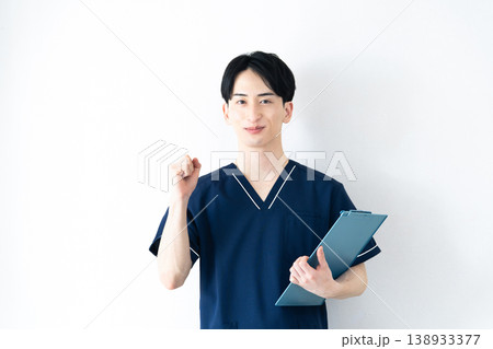スクラブを着た若い男性 スクラブを着た若い男性 138933377