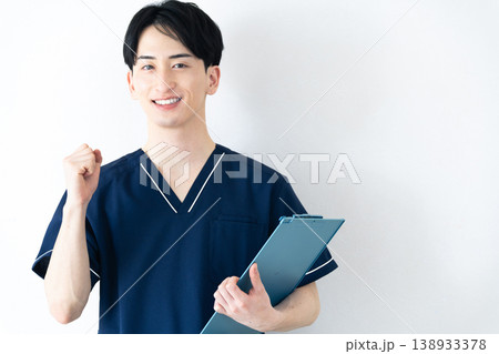 スクラブを着た若い男性 スクラブを着た若い男性 138933378
