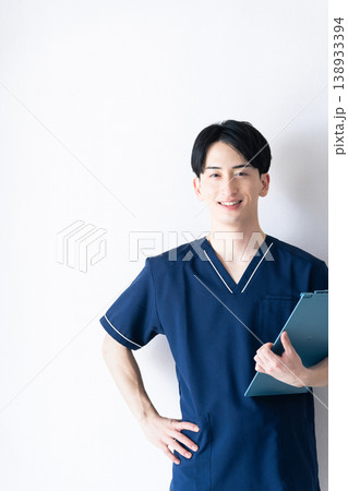 スクラブを着た若い男性 138933394