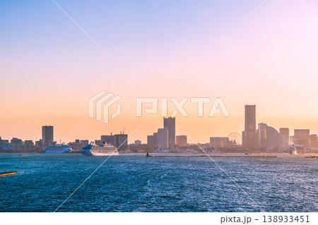 日本の横浜都市景観珍景3隻ⅢⅡプリンセス揃い踏み…出港する飛鳥Ⅲや飛鳥Ⅱ、横浜関内タワーなどを望む 138933451