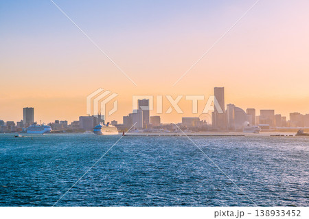 日本の横浜都市景観珍景3隻ⅢⅡプリンセス揃い踏み…出港する飛鳥Ⅲや飛鳥Ⅱ、横浜関内タワーなどを望む 日本の横浜都市景観珍景3隻ⅢⅡプリンセス揃い踏み…出港する飛鳥Ⅲや飛鳥Ⅱ、横浜関内タワーなどを望む 138933452
