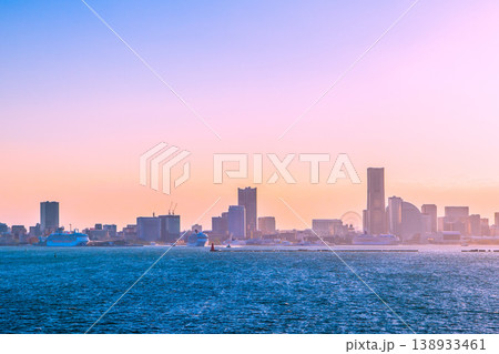 日本の横浜都市景観珍景3隻ⅢⅡプリンセス揃い踏み…出港する飛鳥Ⅲや飛鳥Ⅱ、横浜関内タワーなどを望む 138933461