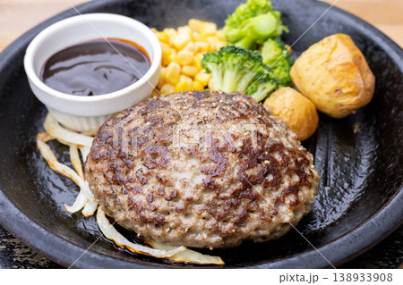 おいしいハンバーグステーキ 138933908