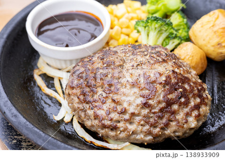 おいしいハンバーグステーキ おいしいハンバーグステーキ 138933909