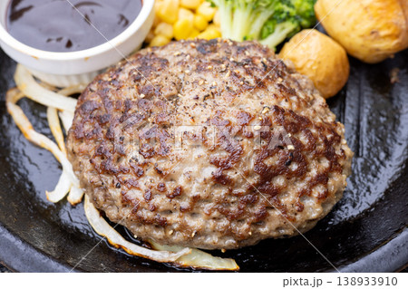 おいしいハンバーグステーキ おいしいハンバーグステーキ 138933910