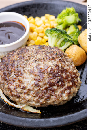 おいしいハンバーグステーキ おいしいハンバーグステーキ 138933912