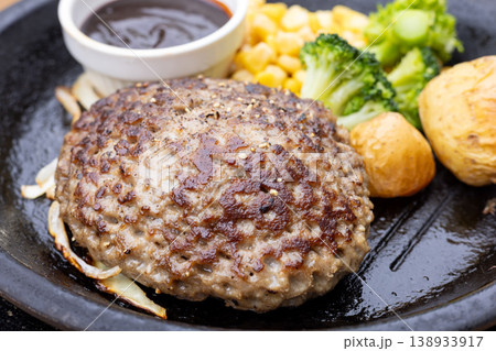 おいしいハンバーグステーキ おいしいハンバーグステーキ 138933917