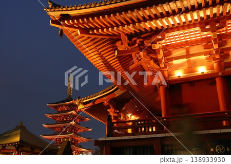 ライトアップされた浅草寺本堂と五重塔 ライトアップされた浅草寺本堂と五重塔 138933930