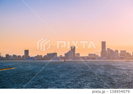 日本の横浜都市景観珍景3隻ⅢⅡプリンセス揃い踏み…出港する飛鳥Ⅲや飛鳥Ⅱ、横浜関内タワーなどを望む 138934079