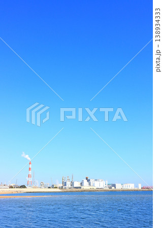 三重県四日市市、工場施設が林立するコンビナートの風景 138934333