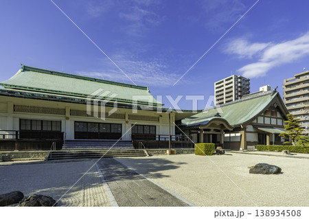 名古屋市街　徳源寺　本堂と玄関と庫裏　愛知県名古屋市 138934508