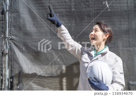 希望を持った女性作業員 工事現場 建設業 スタッフ ポートレート 138934670