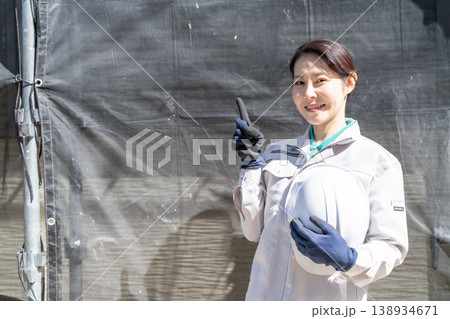 作業服を着て指差しポーズの女性作業員 工事現場 建設業 スタッフ ポートレート 作業服を着て指差しポーズの女性作業員 工事現場 建設業 スタッフ ポートレート 138934671