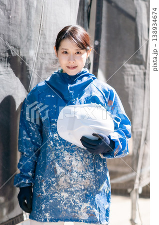 笑顔でヘルメットを持つ女性塗装工 建築塗装 メンテナンス 職人 現場女子 屋外 笑顔でヘルメットを持つ女性塗装工 建築塗装 メンテナンス 職人 現場女子 屋外 138934674