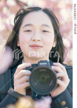 桜の下でカメラを構える女子高生 春の風景 カメラ部 趣味 学生 ポートレート 桜の下でカメラを構える女子高生 春の風景 カメラ部 趣味 学生 ポートレート 138934746