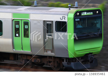 ［JY］山手線E235系電車（流し撮り） 138935461