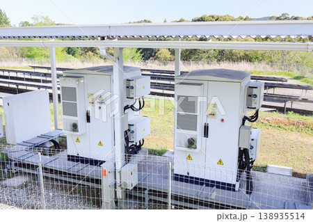 電力の安定供給を支える蓄電システム:並列設置された2基の屋外型蓄電池 電力の安定供給を支える蓄電システム:並列設置された2基の屋外型蓄電池 138935514