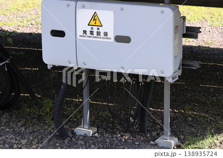 太陽光発電のパワーコンディショナー:架台下の設置状況と配線・配管構造 太陽光発電のパワーコンディショナー:架台下の設置状況と配線・配管構造 138935724