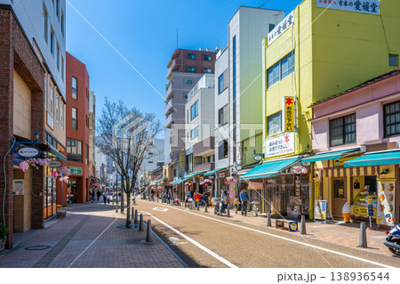 愛媛県 松山ロープウェー商店街の景観 散策を楽しむ観光客とレトロな街並み 愛媛県 松山ロープウェー商店街の景観 散策を楽しむ観光客とレトロな街並み 138936544