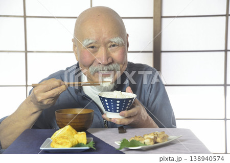 ご飯を笑顔で食べるヒゲの老人 ご飯を笑顔で食べるヒゲの老人 138940574
