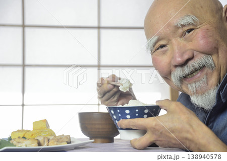ご飯を笑顔で食べるヒゲの老人 ご飯を笑顔で食べるヒゲの老人 138940578