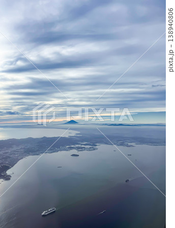 飛行機の窓から望む雲海に浮かぶ富士山と海岸線の空撮風景 飛行機の窓から望む雲海に浮かぶ富士山と海岸線の空撮風景 138940806
