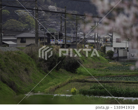 線路沿いの桜と青い帯の列車 日本の春を感じる鉄道風景 線路沿いの桜と青い帯の列車 日本の春を感じる鉄道風景 138941919