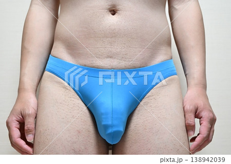 青い下着の男性 青い下着の男性 138942039