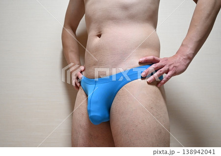 青い下着の男性 青い下着の男性 138942041