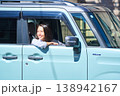 自動車の運転席で外を眺めて微笑む日本人女性 138942167