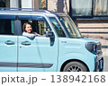 自動車の運転席で外を眺めて微笑む日本人女性 138942168
