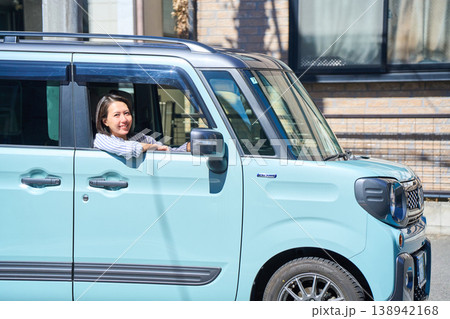 自動車の運転席で外を眺めて微笑む日本人女性 自動車の運転席で外を眺めて微笑む日本人女性 138942168