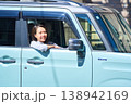 自動車の運転席で外を眺めて微笑む日本人女性 138942169