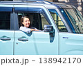 自動車の運転席で外を眺めて微笑む日本人女性 138942170