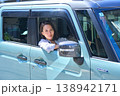 自動車の運転席で外を眺めて微笑む日本人女性 138942171