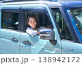 自動車の運転席で外を眺めて微笑む日本人女性 138942172