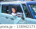 自動車の運転席で外を眺めて微笑む日本人女性 138942173