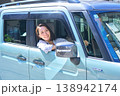 自動車の運転席で外を眺めて微笑む日本人女性 138942174