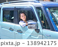 自動車の運転席で外を眺めて微笑む日本人女性 138942175
