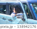自動車の運転席で外を眺めて微笑む日本人女性 138942176