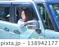 自動車の運転席で外を眺めて微笑む日本人女性 138942177