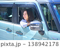 自動車の運転席で外を眺めて微笑む日本人女性 138942178