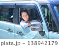 自動車の運転席で外を眺めて微笑む日本人女性 138942179