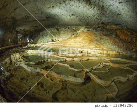 山口県美祢市・秋芳洞の百枚皿 138942286