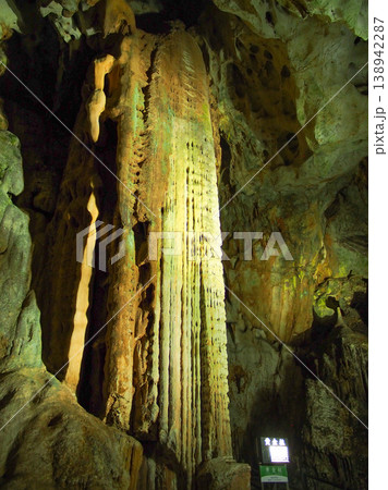 山口県美祢市・秋芳洞の黄金柱 138942287