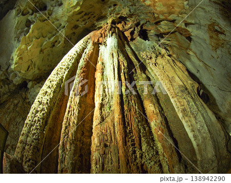 山口県美祢市・秋芳洞の黄金柱 138942290
