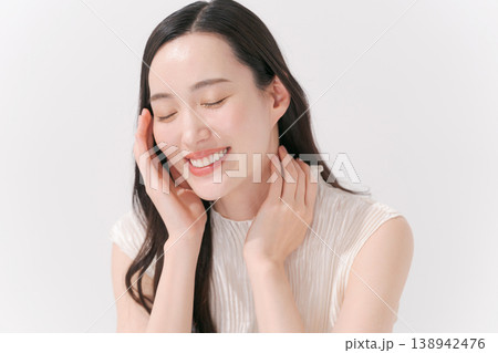 スキンケアをする女性 138942476