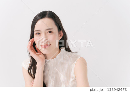 スキンケアをする女性 138942478