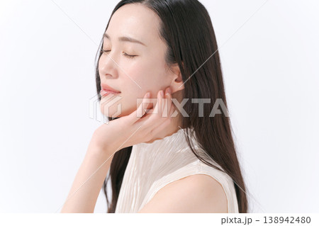 スキンケアをする女性 138942480