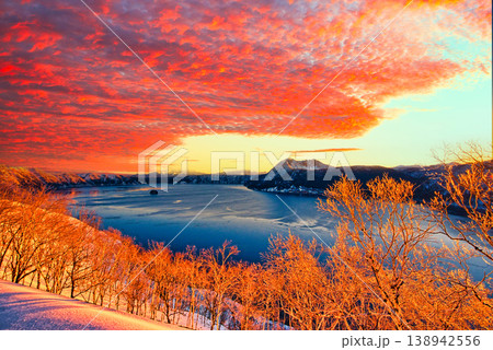 厳冬期の摩周湖の美しい朝 138942556